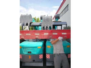 陽光明媚 又發(fā)一車微型挖掘機(jī)