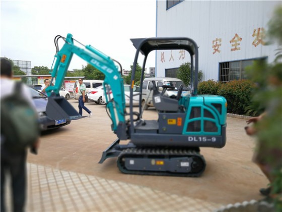 德力15-9小型鉤機，農(nóng)田果園專用