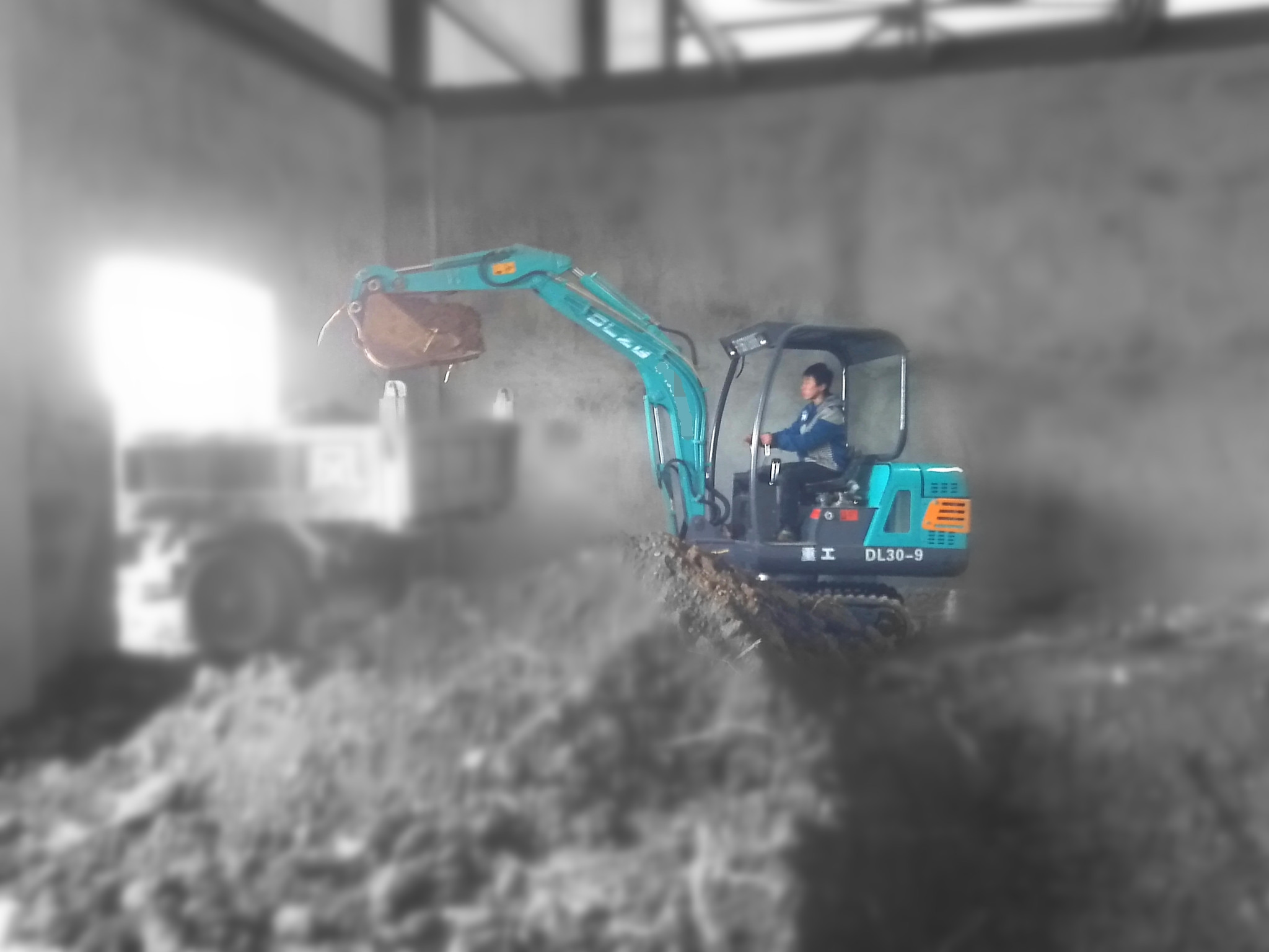 小型挖掘機(jī)